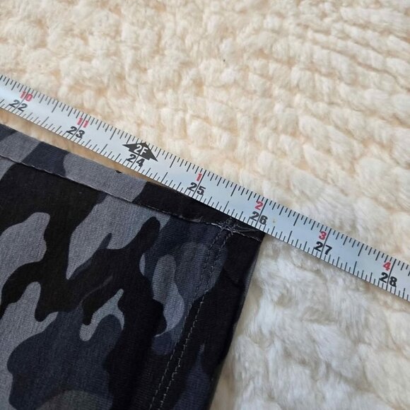 2 pair leggings bundle Women's Camo Hearts Brand New - Picture 2 of 5